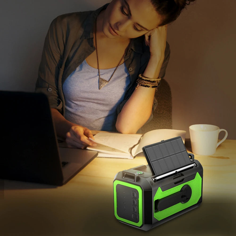 12000 mAh nødradio med doble solcellepaneler og sveiv (AM/FM/NOAA)