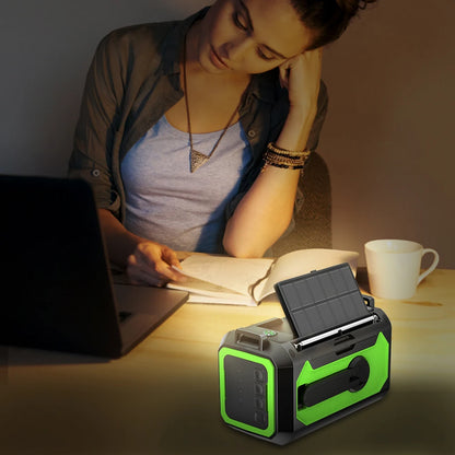 12000 mAh nødradio med doble solcellepaneler og sveiv (AM/FM/NOAA)